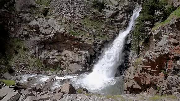 西班牙比利牛斯山脉的大瀑布靠近诺里亚山谷慢动作视频的预览图