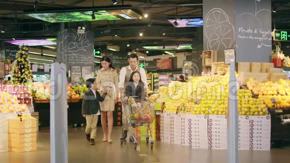 有两个孩子的亚洲家庭在超市购物视频的预览图