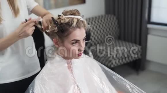 美发师在美容院为染发做准备视频的预览图