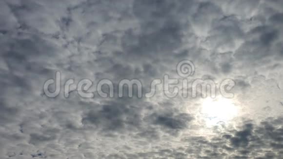 蓝天背景下美丽的白云视频的预览图
