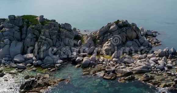 大海中的岛屿水中央的巨大光滑巨石视频的预览图