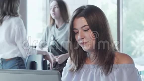 可爱的女人喜欢在咖啡店用笔记本电脑工作视频的预览图
