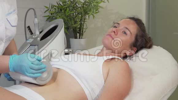在美容诊所享受内球硬件按摩的成熟女性视频的预览图