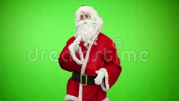圣诞老人跳舞的彩色钥匙绿色屏幕圣诞老人有趣的舞蹈孤立在绿色上慢动作视频的预览图