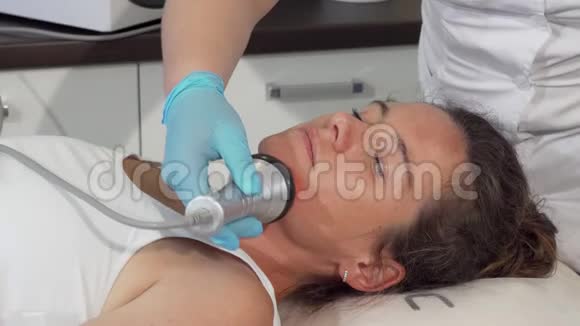成熟可爱的女人接受射频提升治疗视频的预览图