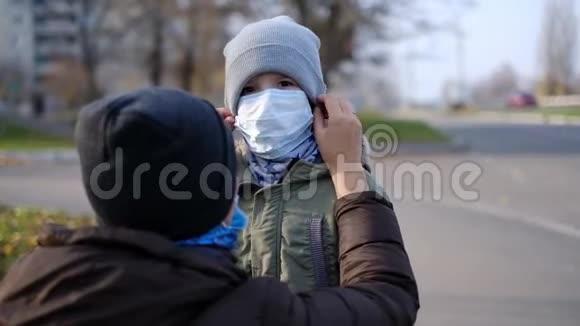秋天一位戴着医用口罩的年轻女子站在一座城市的街道上视频的预览图