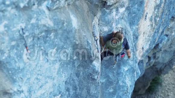 从小害怕和紧张的男孩攀岩者的俯视爬上悬崖寻找到达和抓住持有视频的预览图