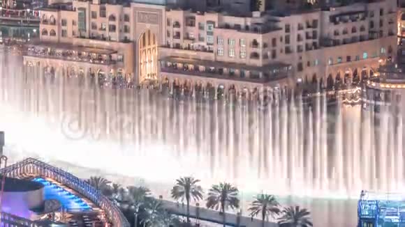在夜间时间推移迪拜喷泉游泳池的独特景观视频的预览图