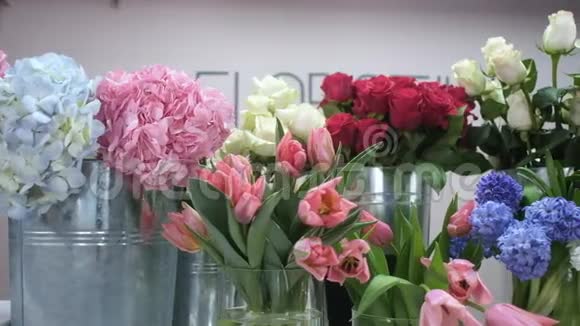 花店里有一些花盆里面放着玫瑰康乃馨和郁金香视频的预览图