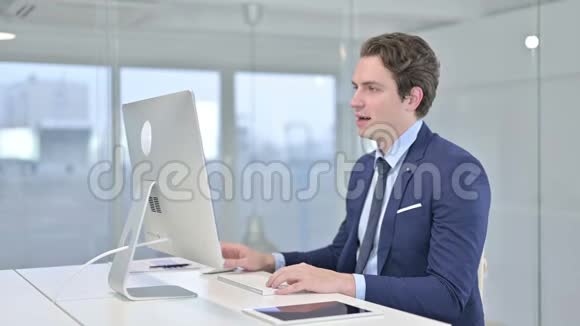 年轻的商务人士在桌面上进行视频聊天视频的预览图