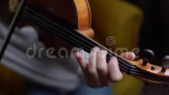女孩慢动作演奏的漂亮小提琴的特写视频的预览图