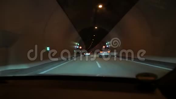驾驶汽车在夜间隧道视频的预览图