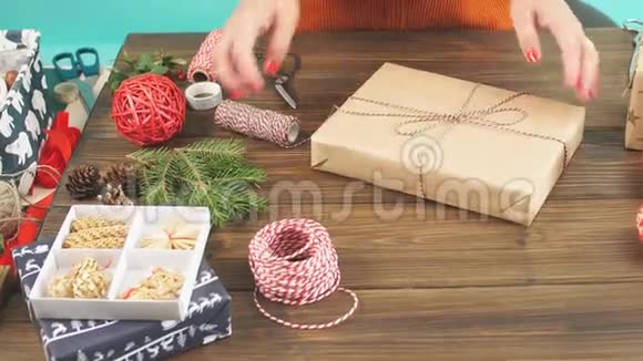 未经准备的手工制作礼品盒放在乡村木桌上视频的预览图