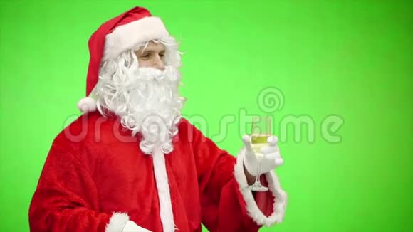 圣诞老人用隔离在绿色上的香槟杯庆祝圣诞节慢动作视频的预览图