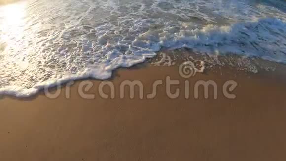 海水泡沫波潮湿的沙滩和黎明的小径视频的预览图