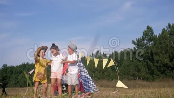 孩子们的关系小朋友在林间空地上互相拥抱在乡村放松视频的预览图
