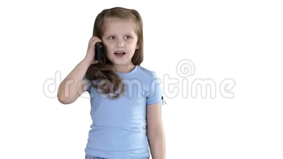 小女生在白色背景下走路时用智能手机打电话视频的预览图