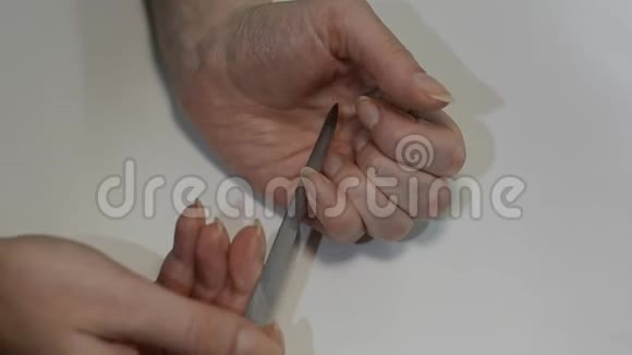 女人用指甲锉修指甲视频的预览图