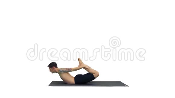 运动肌肉年轻瑜伽男子做后弯运动达努拉萨纳弓姿势白色背景视频的预览图