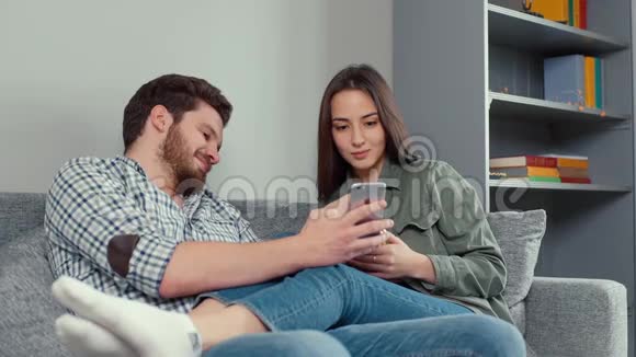 男人在沙发上展示美女的在线内容视频的预览图