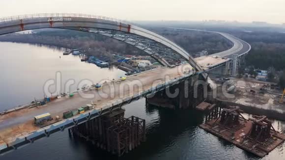 鸟瞰波迪尔斯科沃斯克雷斯基大桥桥梁正在施工中波迪尔斯基地铁大桥无人机飞向视频的预览图