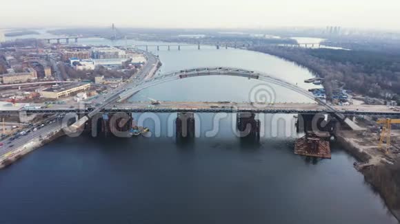 鸟瞰波迪尔斯科沃斯克雷斯基大桥桥梁正在施工中波迪尔斯基地铁大桥医生的录像视频的预览图