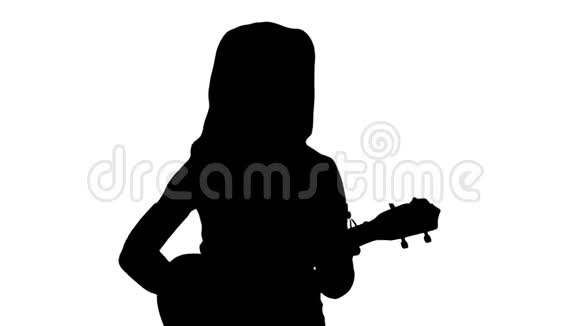 剪影小女孩边唱歌边弹小吉他边走向镜头视频的预览图