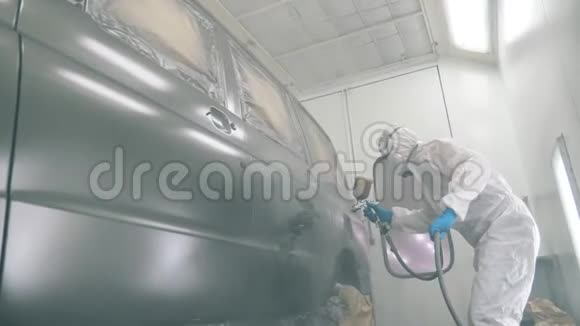 一辆汽车被修理工染染的车间视频的预览图