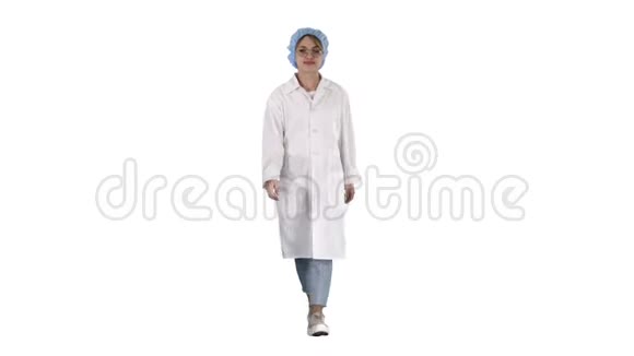 微笑的儿科医生手里拿着制服口袋走在白色的背景上视频的预览图