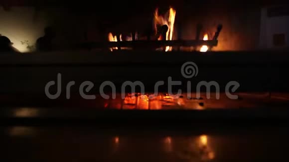 壁炉的火反射视频的预览图
