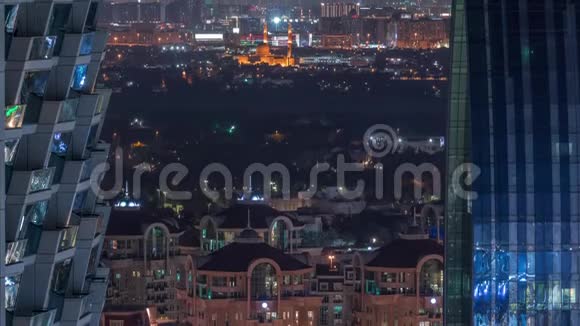 鸟瞰附近的迪拉和迪拜溪与典型的旧和现代建筑夜间时间推移视频的预览图