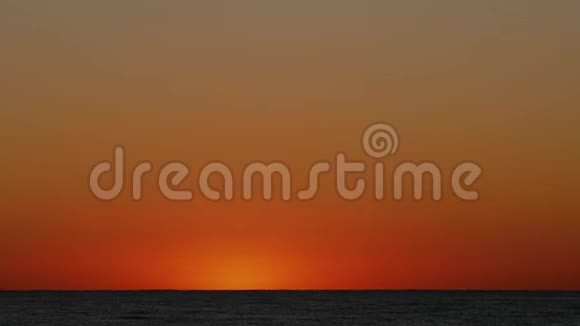 太阳从海面升起埃及海滩上令人惊叹的红色日出橙色的日出和波浪黄色炎热的天空视频的预览图