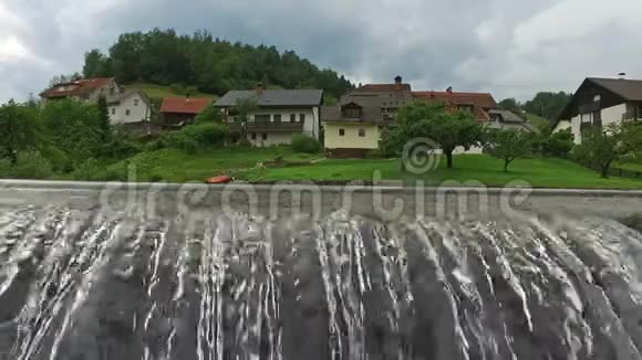 4K斯考菲亚洛卡斯洛文尼亚最古老的城市之一位于河流上带流水和山脉的全景视频的预览图