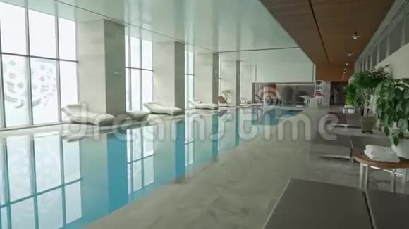大房间的蓝色游泳池视频的预览图