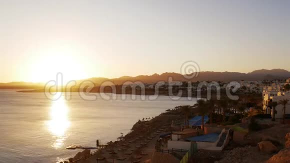 海上海湾浪漫日落时间沙姆沙伊赫埃及度假胜地酒店综合体太阳下山了视频的预览图