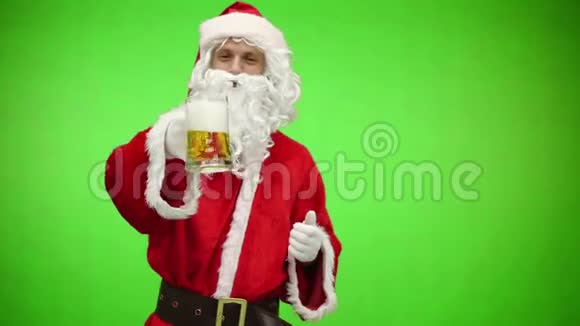 有啤酒杯的圣诞老人圣诞老人拿着饮料有趣的圣诞祝酒铬系视频的预览图