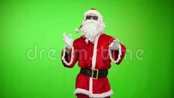 圣诞老人戴着太阳镜跳舞看着相机发色钥匙慢动作视频的预览图
