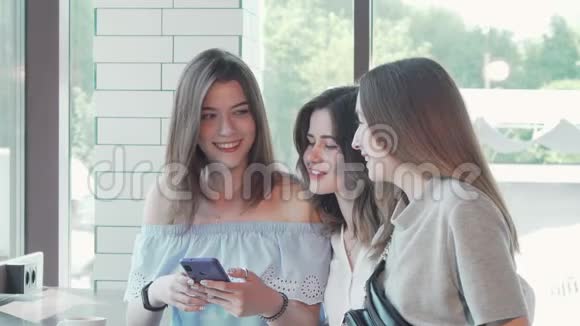 快乐的女性朋友在咖啡店的早午餐中吃自助视频的预览图