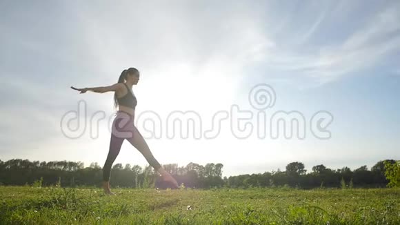 运动和健康的生活方式理念年轻的运动女子在跳远阳光的天空背景下视频的预览图