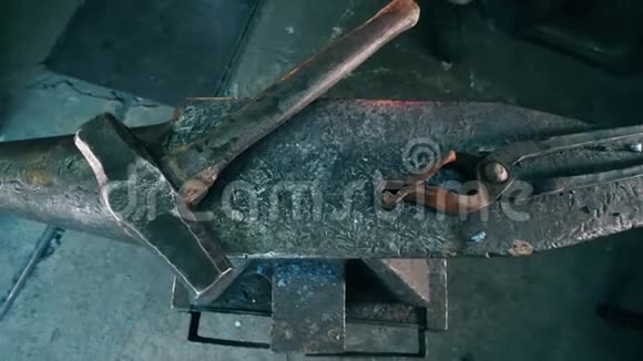 职业铁匠把热刀放在铁砧上视频的预览图