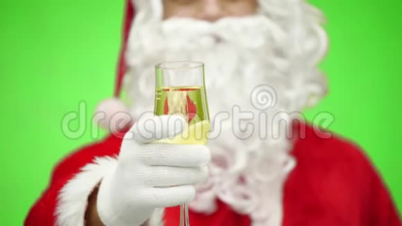 圣诞老人手里拿着一杯香槟快关门色度键视频的预览图