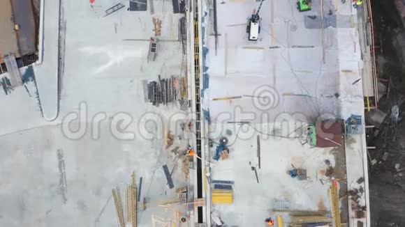 正在施工的桥梁上工作的工人的高空俯视图准备绑扎钢筋的施工工作视频的预览图