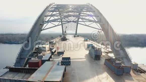 桥梁正在施工中波迪尔斯科沃斯克雷斯基大桥波迪尔斯基地铁大桥空中镜头视频的预览图