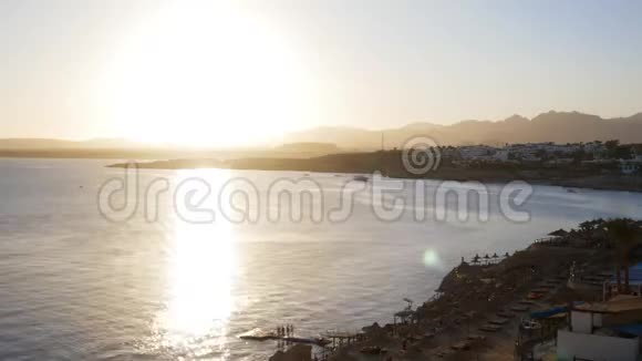 海上浪漫日落的时间流逝日落时太阳随着群山从地平线上下山埃及湾沙姆沙伊赫视频的预览图