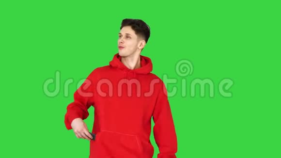 兴奋的休闲男子跳舞和自拍与他的手机在绿色屏幕色度键视频的预览图