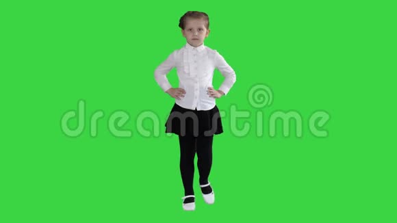 小可爱的女孩走路双手放在她的臀部在绿色屏幕Chroma键视频的预览图