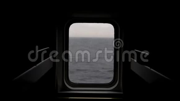从船的舷窗眺望大海视频的预览图