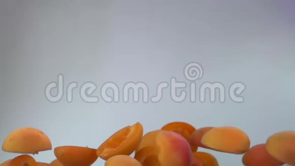 在白色的背景下杏子的两半边跳动视频的预览图