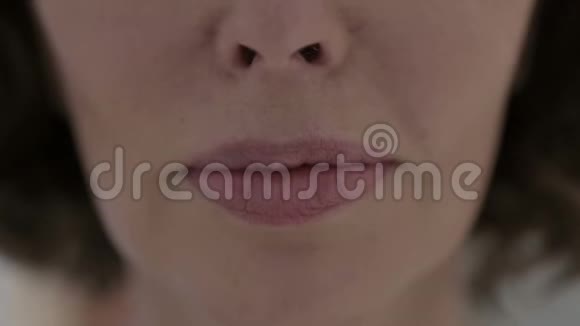 镜头前微笑的白人女人的嘴视频的预览图