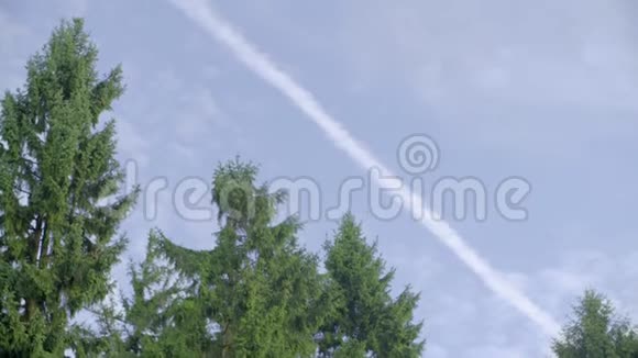 天空中飞机的痕迹视频的预览图